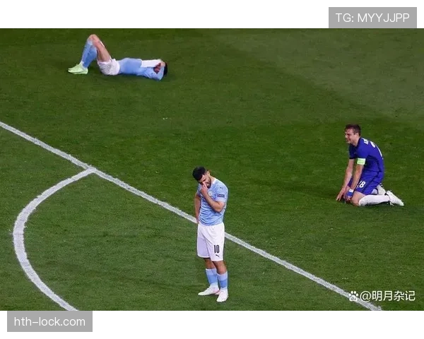 门将用手接队友回传，为何这次不判犯规？